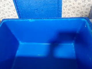 Cajas térmicas azules y blancas