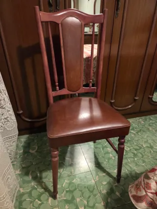 Silla de madera y cuero marrón