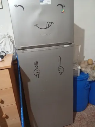 Nevera con diseño divertido lavadora y secadora