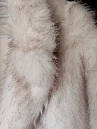 Chaqueta de pelo beige y marron