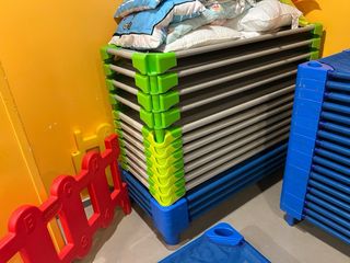 Camas infantiles apilables guardería