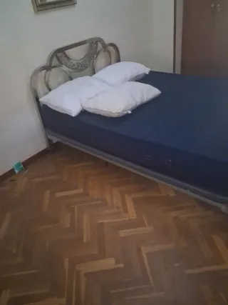 Cama antigua con cabecero ornamental