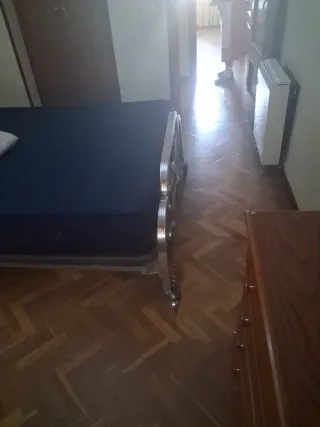 Cama antigua con cabecero ornamental