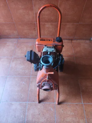 Antigua motobomba Piva