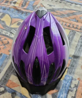 Casco de bicicleta morado