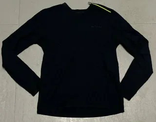 Jersey negro con cremallera en hombro