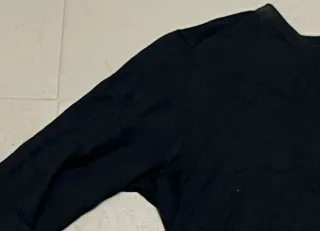 Jersey negro con cremallera en hombro