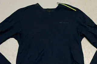 Jersey negro con cremallera en hombro