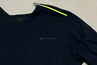 Jersey negro con cremallera en hombro