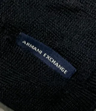 Jersey negro con cremallera en hombro