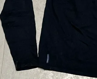 Jersey negro con cremallera en hombro