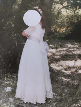 Diadema adornada con flores en tono burdeos.