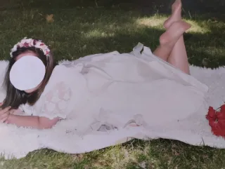 Diadema adornada con flores en tono burdeos.