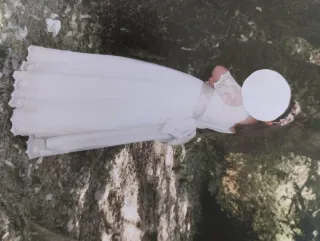 Diadema adornada con flores en tono burdeos.