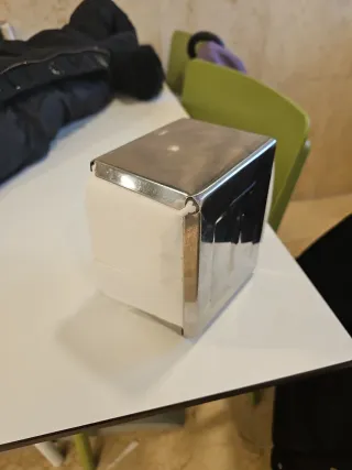 Servilletero de bar plateado y blanco