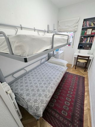 Cama doble abatible de pared gris y blanca