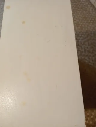 Altavoz blanco y gris