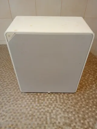 Altavoz blanco y gris