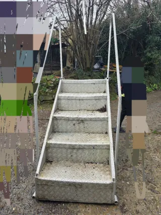 Escalera de aluminio con pasamanos