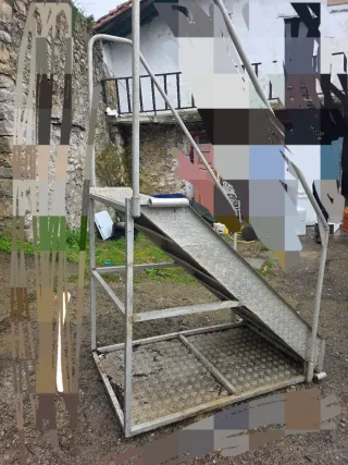 Escalera de aluminio con pasamanos