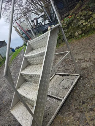 Escalera de aluminio con pasamanos