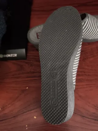 Zapatillas de casa Gema rayas grises y blancas