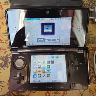 Nintendo 3DS negra con muchos juegos