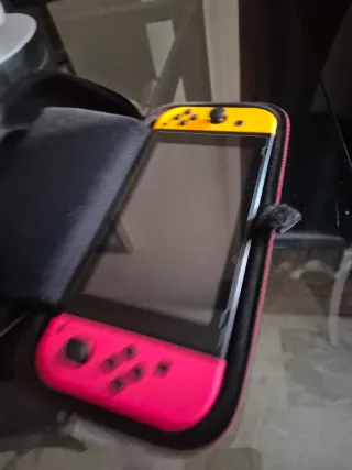 Nintendo Switch Rosa e Giallo con Custodia
