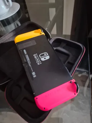 Nintendo Switch Rosa e Giallo con Custodia