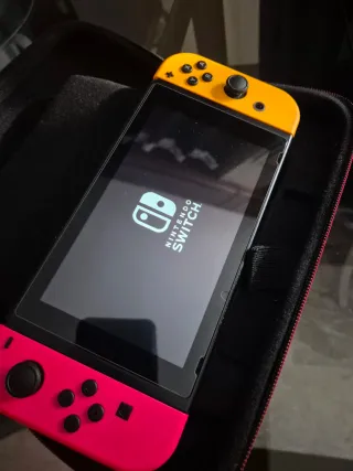 Nintendo Switch Rosa e Giallo con Custodia