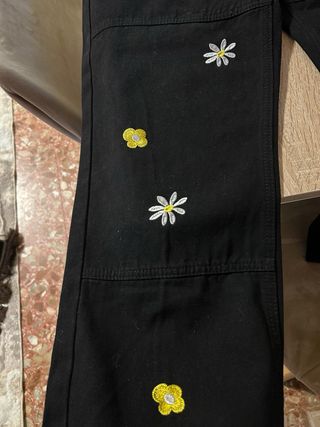 Pantalones negros con bordado de flores