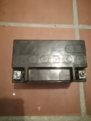 Batería moto FTX9-BS 12V 8Ah