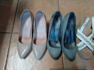 Zapatos de tacón Chamby beige y grises