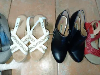 Zapatos de tacón Chamby beige y grises