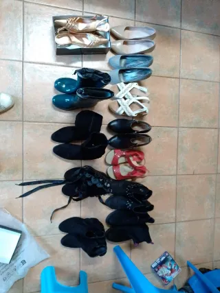 Zapatos de tacón Chamby beige y grises