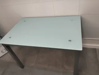 Mesa cristal y metal gris