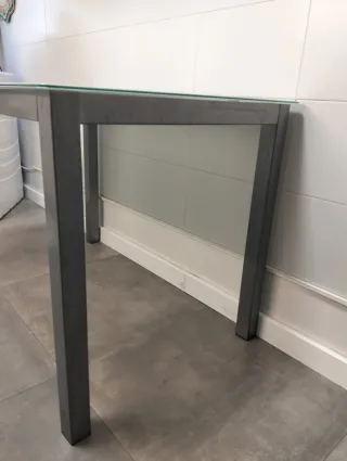 Mesa cristal y metal gris