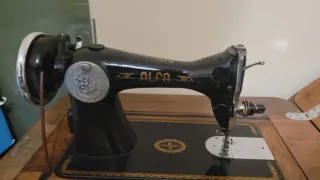 Máquina de coser Alfa antigua