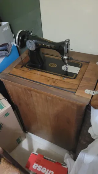Máquina de coser Alfa antigua