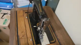 Máquina de coser Alfa antigua