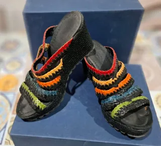 Sandalias cuña negras multicolor