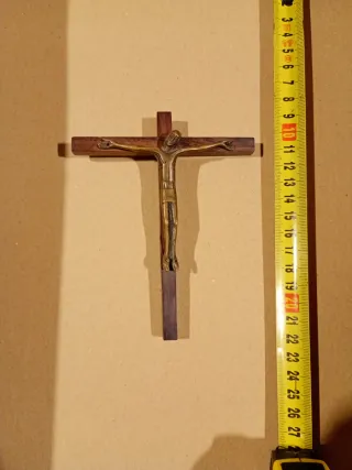 Crucifijo de madera con figura metálica firma