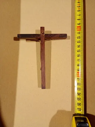 Crucifijo de madera con figura metálica firma