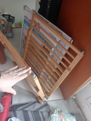 Dos barreras de seguridad para escaleras