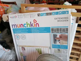 Dos barreras de seguridad para escaleras