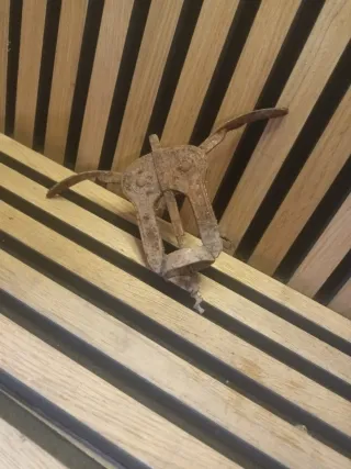 Sacacorchos antiguo de metal