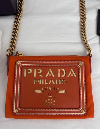 Bolso Prada color Papaya con cadena Dorado
