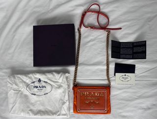 Bolso Prada color Papaya con cadena Dorado