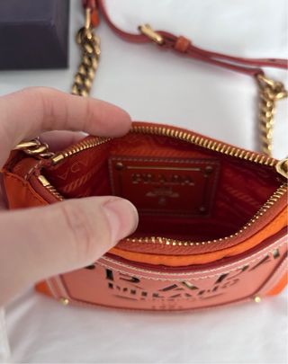 Bolso Prada color Papaya con cadena Dorado