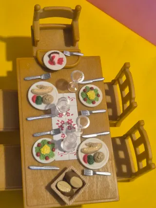Sylvanian Families Tavolo da Pranzo con Cibo